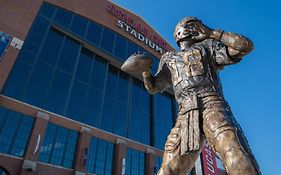 Free Parking! Downtown King Suite Lucas Oil- Conv Center Skywalk#1
